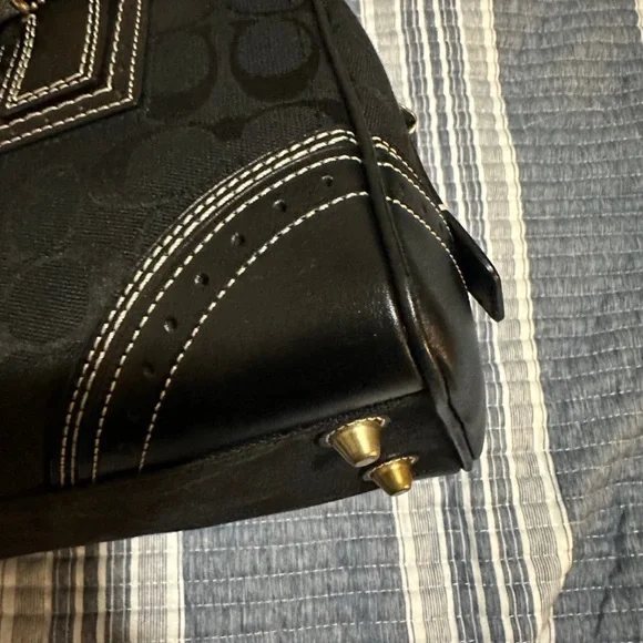 Elegant Black Coach Handbag with White Stitching - Picture 4 of 15